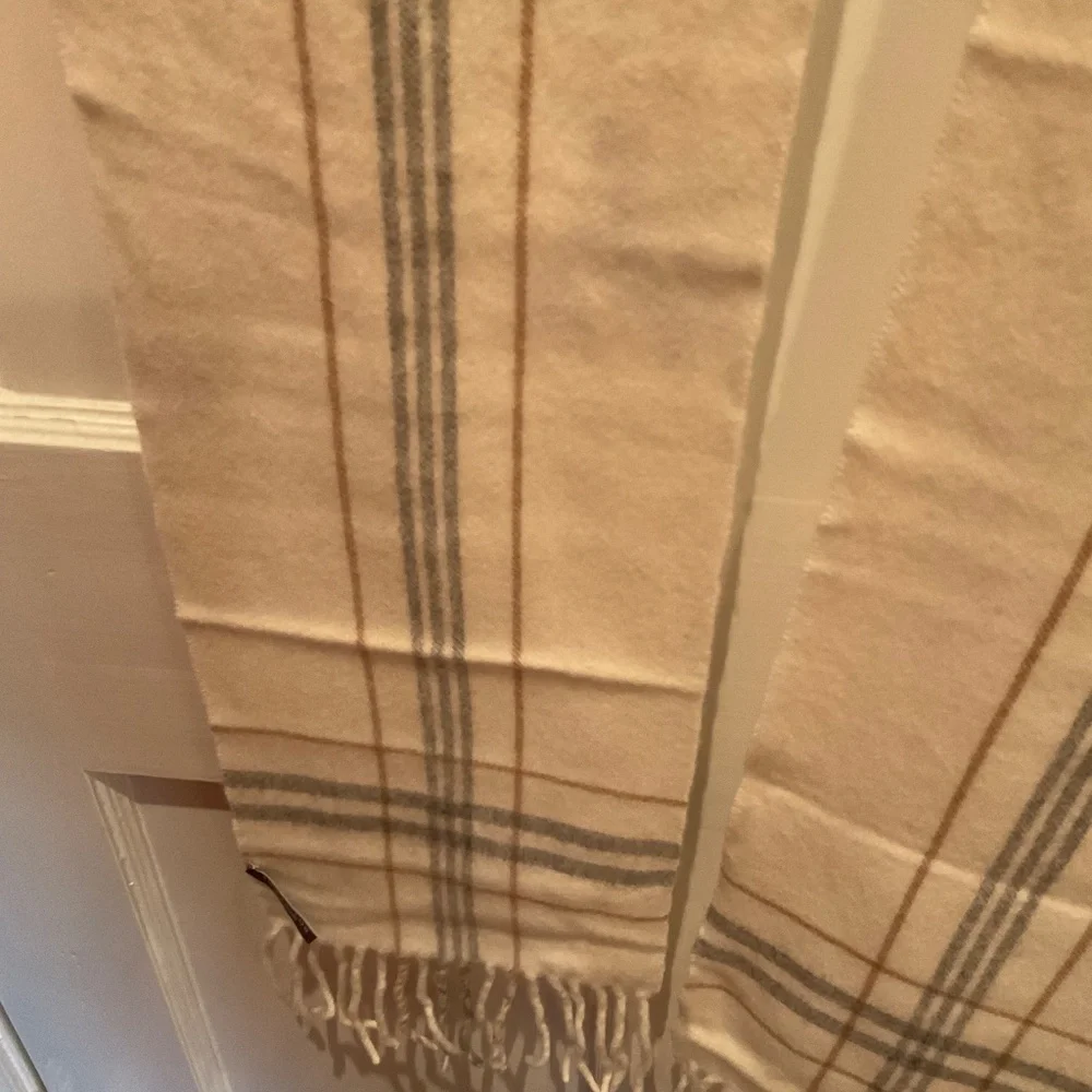 Ann Taylor Cashmere cream plaid scarf, unused - Picture 5 of 5